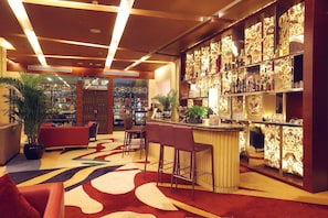 2 Bars/Lounges