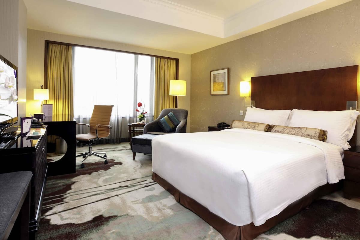 Kamar Premier, 1 Tempat Tidur Queen | Minibar, brankas, meja kerja, dan tirai kedap cahaya