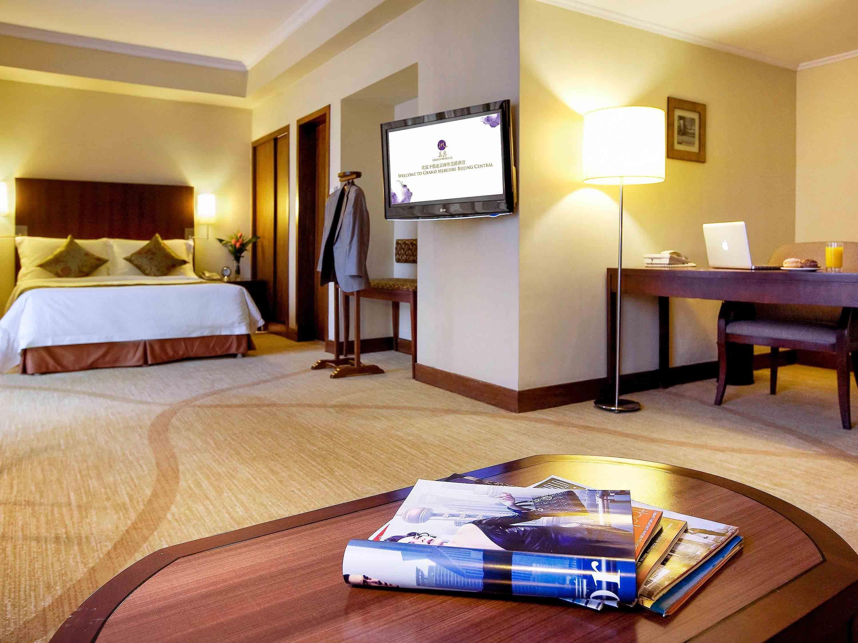 Junior Suite, 1 King Bed | Minibar, in-room safe, desk, blackout curtains