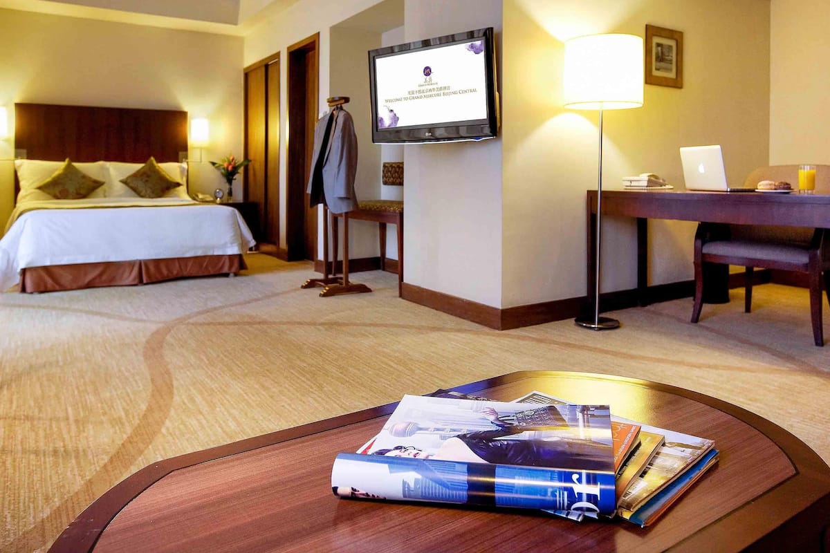 Junior Suite, 1 King Bed | Minibar, in-room safe, desk, blackout curtains