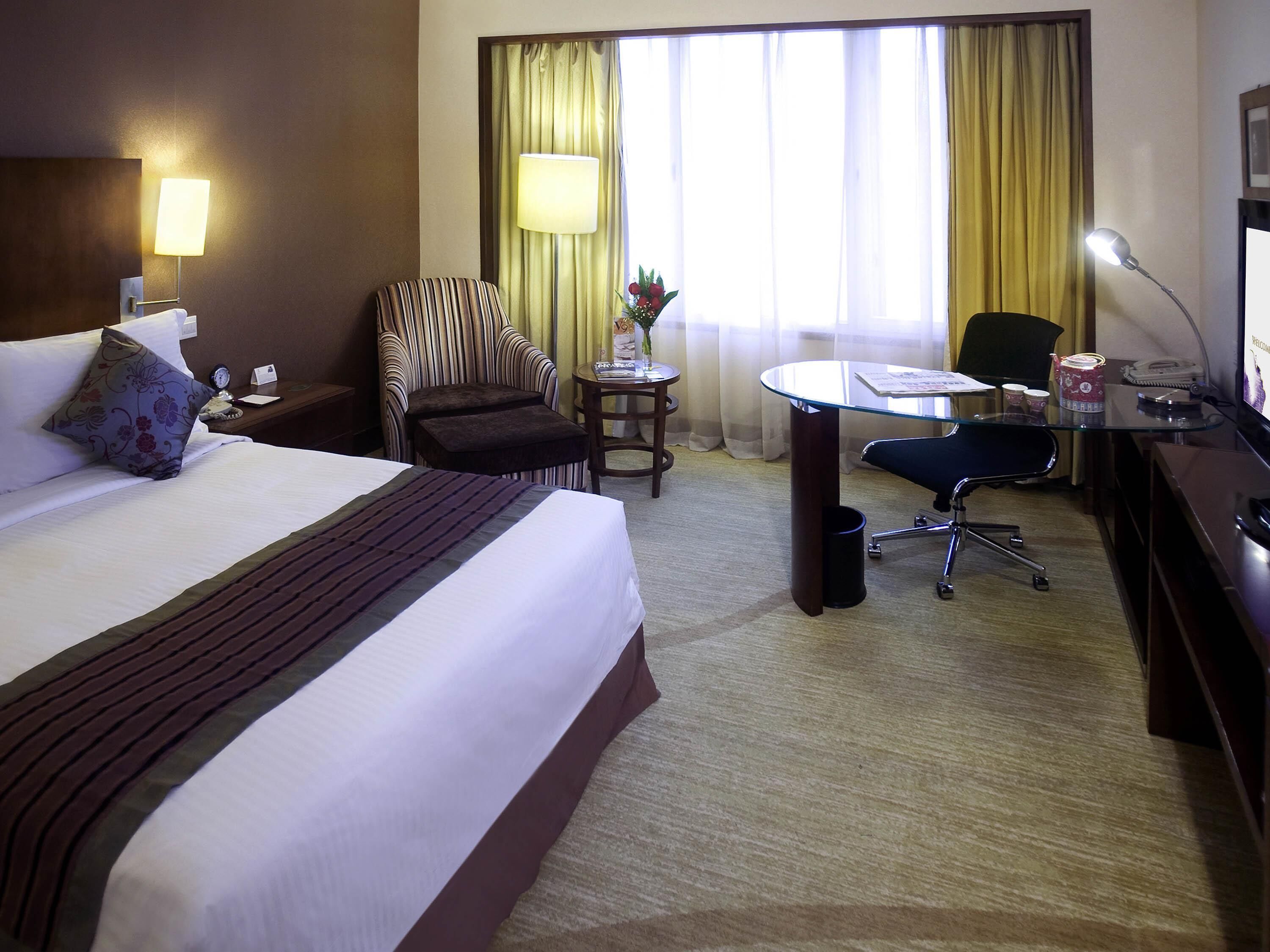 Executive Room, 1 King Bed | Minibar, in-room safe, desk, blackout curtains