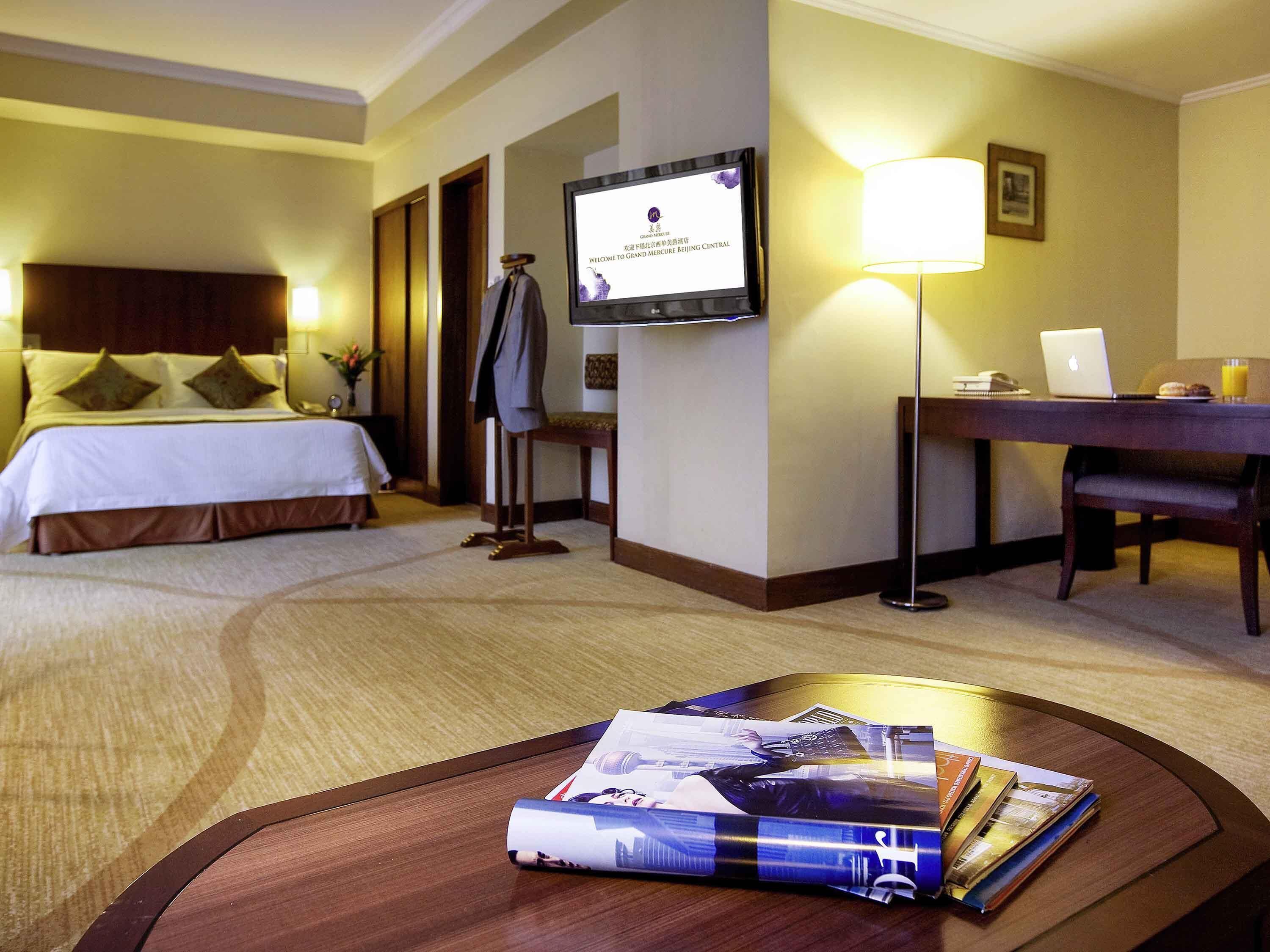 Suite Junior, 1 Tempat Tidur King | Minibar, brankas, meja kerja, dan tirai kedap cahaya