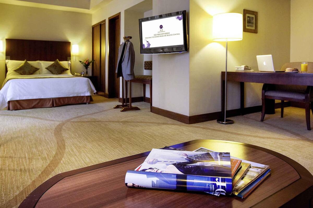 Junior suite, 1 kingsize bed | Een minibar, een kluis op de kamer, een bureau, verduisterende gordijnen