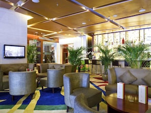 2 bars/lounges