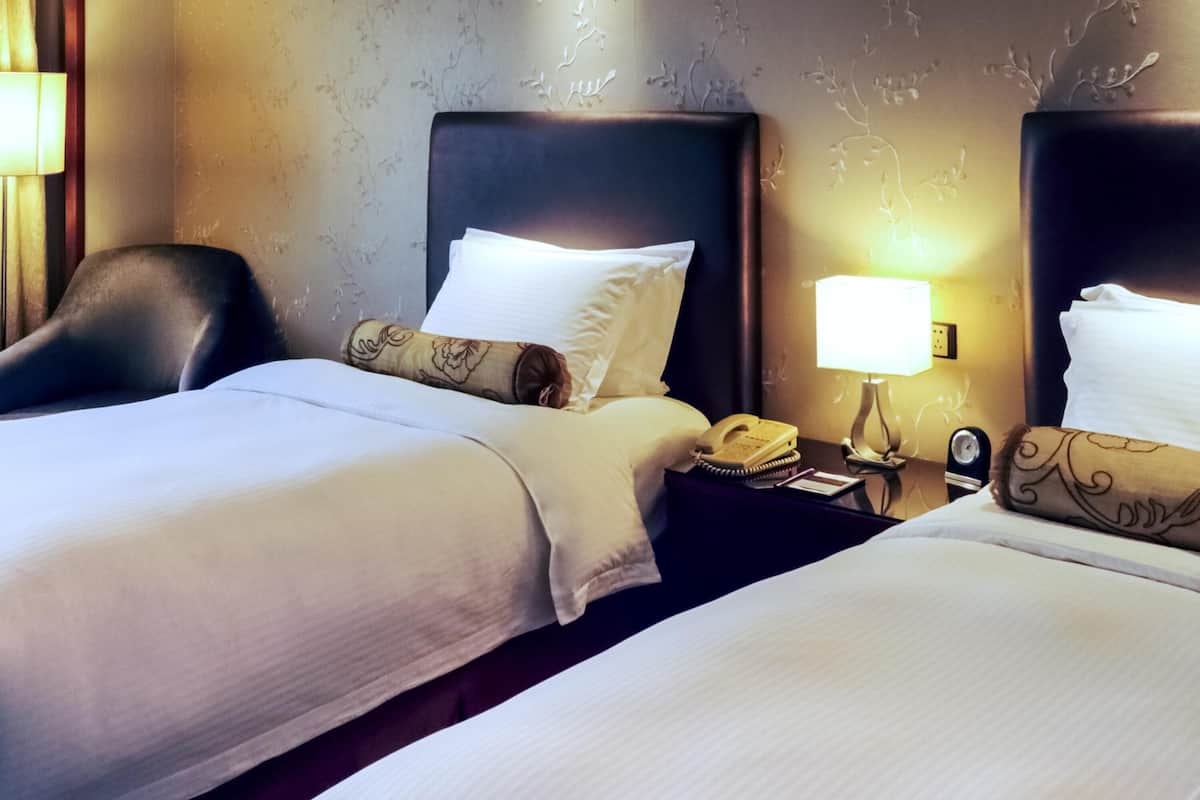 Kamar Deluks, 2 Tempat Tidur Twin | Minibar, brankas, meja kerja, dan tirai kedap cahaya