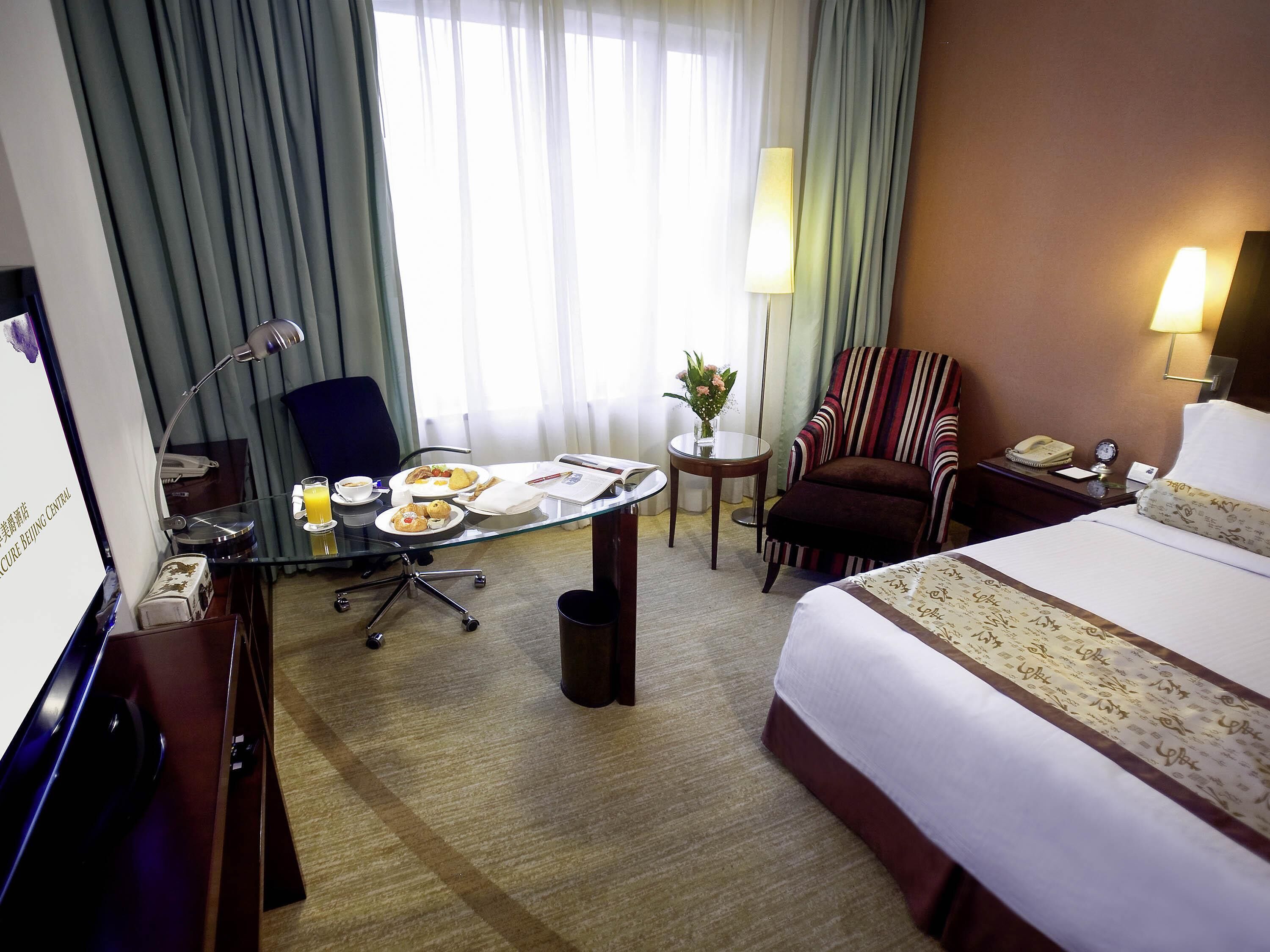 Deluxe Room, 1 Queen Bed | Minibar, in-room safe, desk, blackout curtains