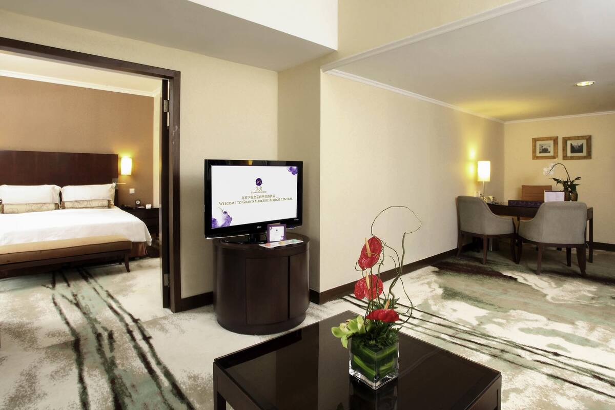 Executive suite, 1 kingsize bed | Een minibar, een kluis op de kamer, een bureau, verduisterende gordijnen