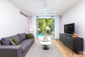 3 Bedroom Ocean View Condo | Wohnbereich | 40-Zoll-Flachbildfernseher mit Digitalempfang, Fernseher