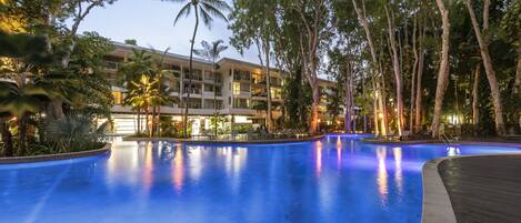 Een buitenzwembad, open van 07.00 uur tot 21.00 uur, en ligstoelen