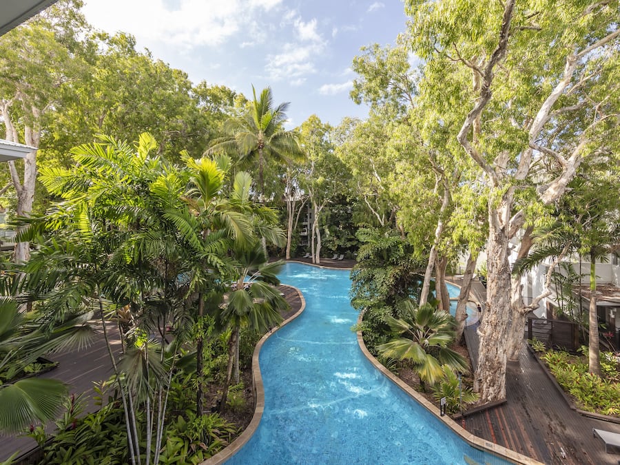 Una piscina al aire libre, sillones reclinables de piscina