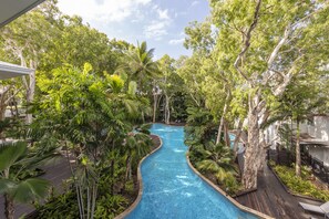 Una piscina al aire libre, sillones reclinables de piscina