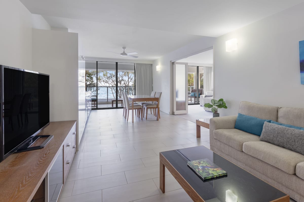 Executive Apartment, 2 Bedrooms, Ocean View | Ruang tamu | 40 inci televisyen skrin rata dengan digital, TV