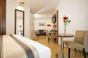 Studio Large | In-room safe, desk, blackout drapes, soundproofing