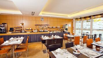 Tägliches Frühstücksbuffet (20 EUR pro Person)