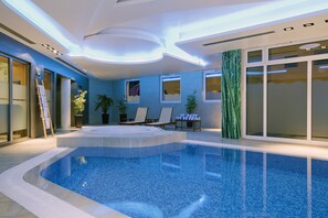 Indoor pool - Residhome Apparthotel Paris Massy (Massy)
