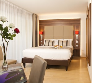 In-room safe, desk, blackout curtains, soundproofing - Residhome Apparthotel Paris Massy (Massy)