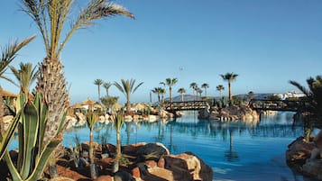 Piscine couverte, parasols de plage, chaises longues