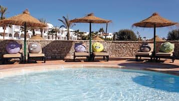 Piscine couverte, 3 piscines extérieures, parasols de plage