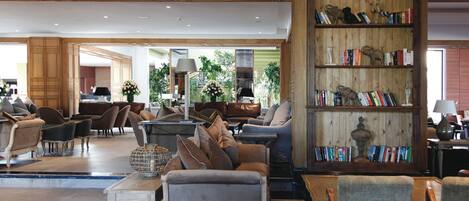 Lobby-lounge