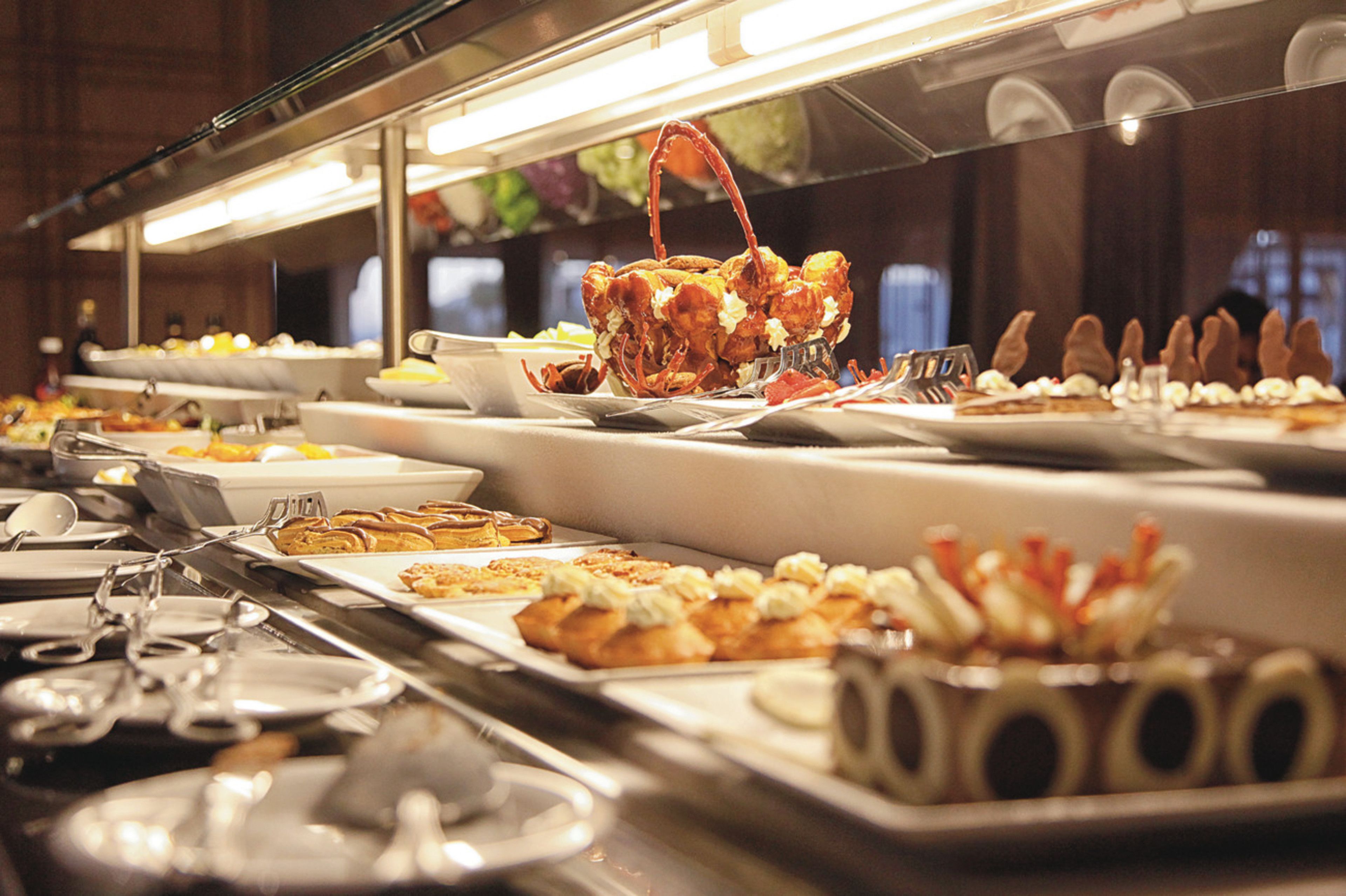 Un buffet con diversi cibi e utensili.