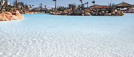 Piscine couverte, 3 piscines extérieures, parasols de plage