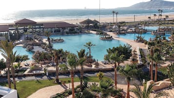 Innenpool, 3 Außenpools, Sonnenschirme, Liegestühle