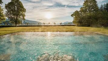 Una piscina techada, una piscina al aire libre
