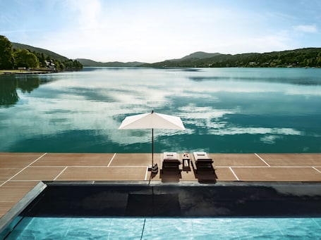 Bar sulla spiaggia. Falkensteiner Schlosshotel Velden – The Leading Hotels of the World