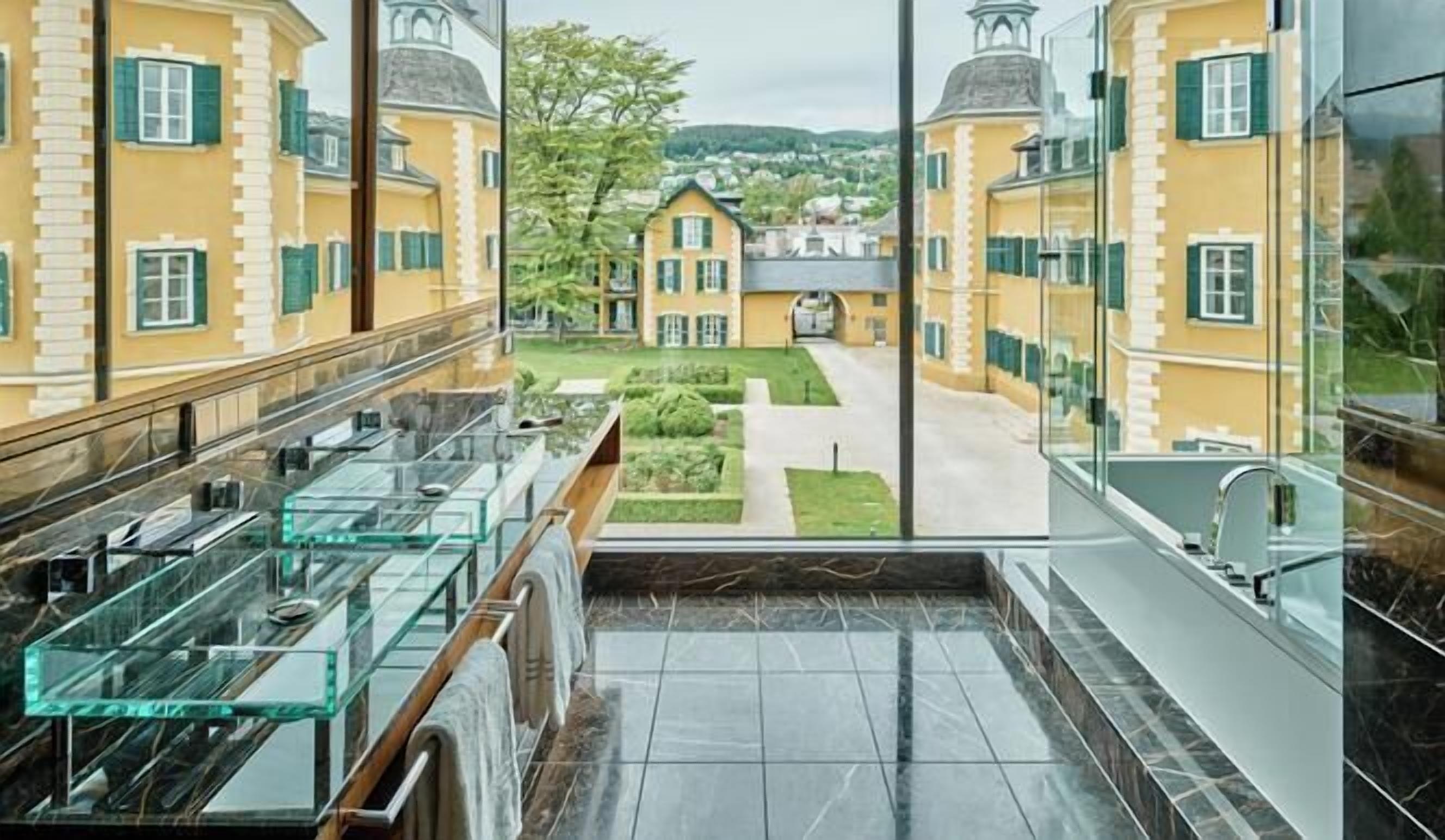 Suite (Infinity) | Badezimmer | Komfortbadewanne, Regendusche, Designer-Toilettenartikel, Haartrockner