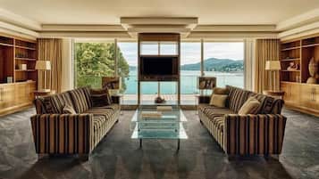 Suite (Infinity) | Wohnbereich | 35-Zoll-Flachbildfernseher mit Satellitenempfang, iPod-Dockingstation