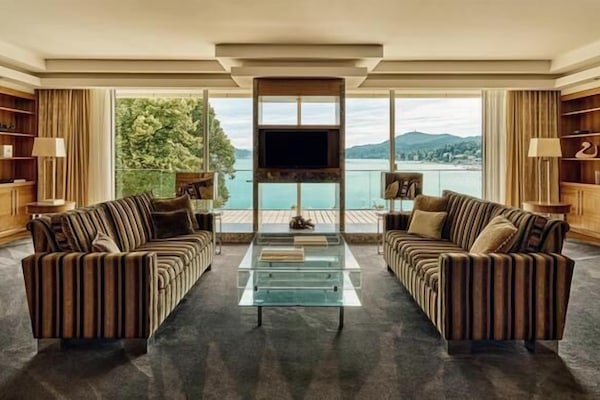Suite (Infinity) | Area soggiorno | TV a schermo piatto 35 pollici con canali satellitari, studio