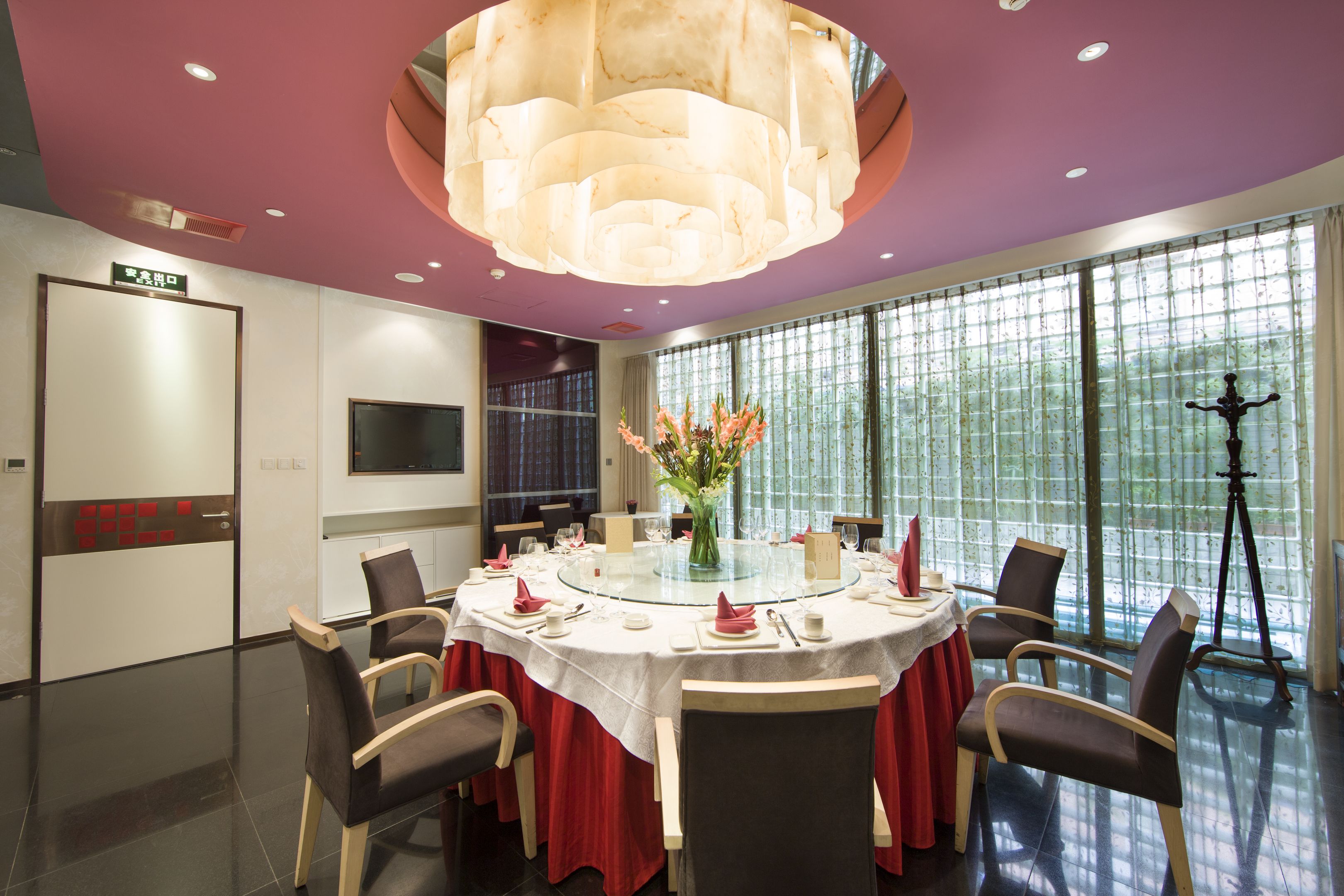 Serveert ontbijt, lunch en diner