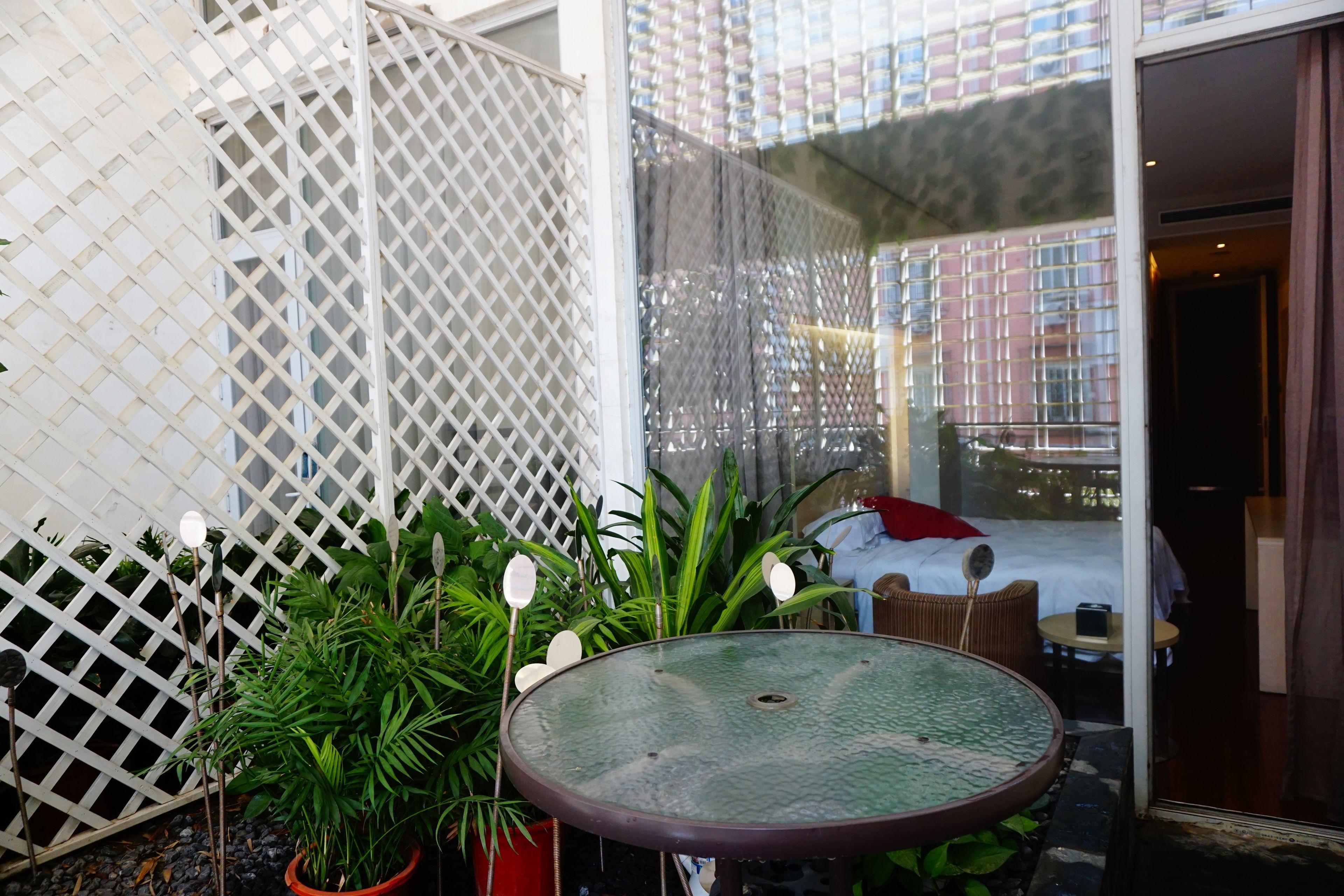 Kamer (Walk-in Courtyard) | Luxe beddengoed, Select Comfort-bedden, een kluis op de kamer