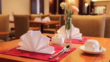 Daily buffet breakfast (CNY 118 per person)