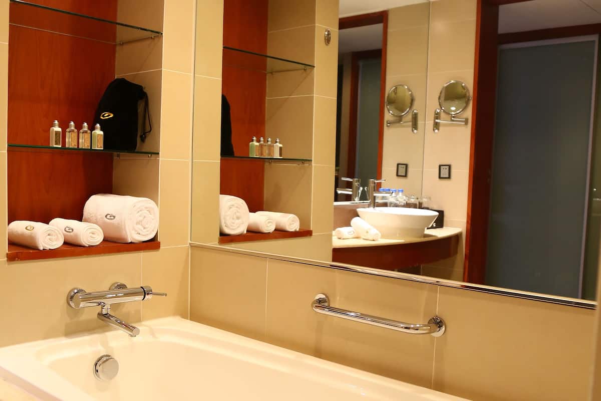 Een douche, een regendouche, een haardroger, badjassen