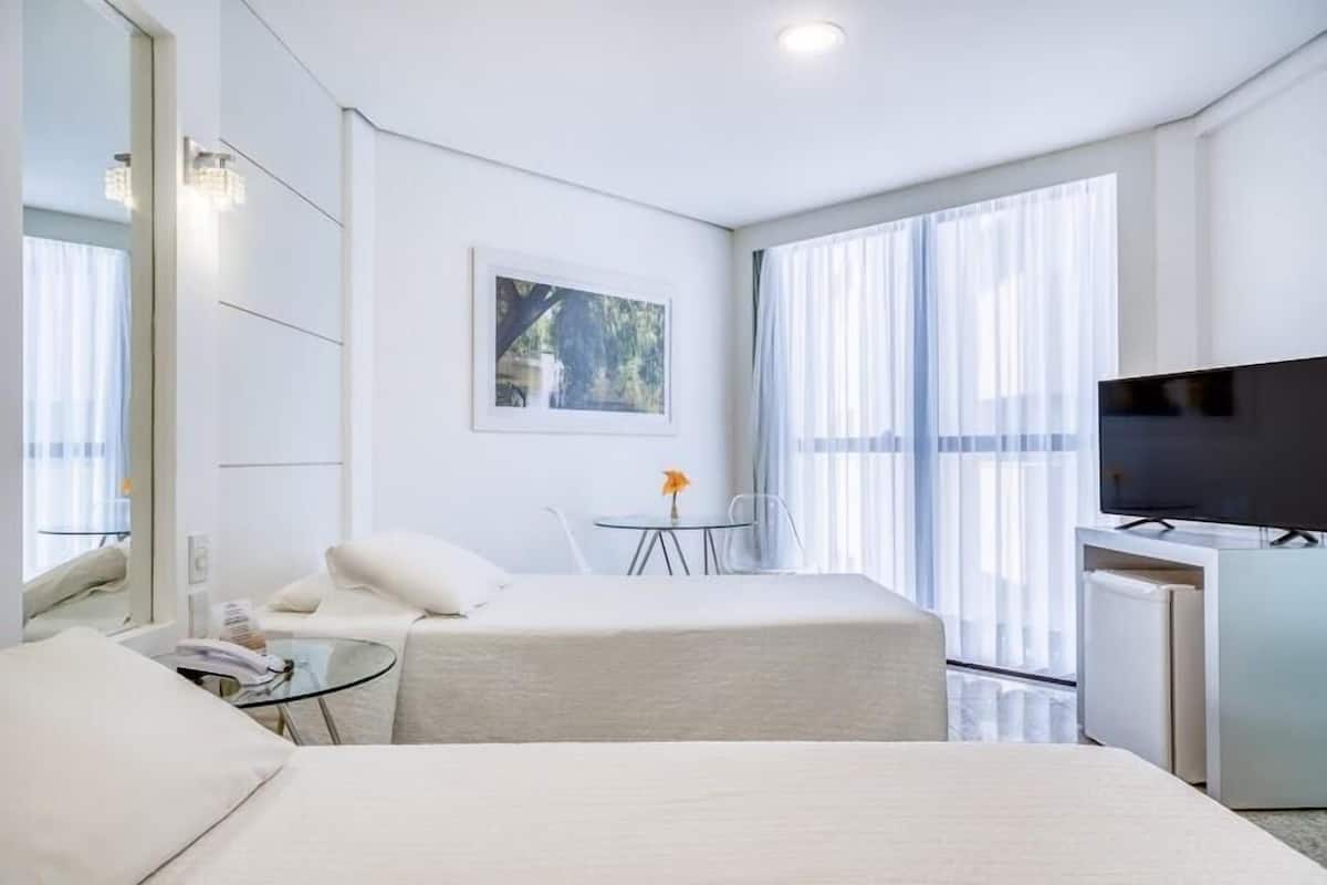 Caja de seguridad en la habitación y cortinas blackout