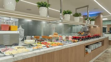 Se sirven desayunos y almuerzos; cocina brasileña; junto a la piscina