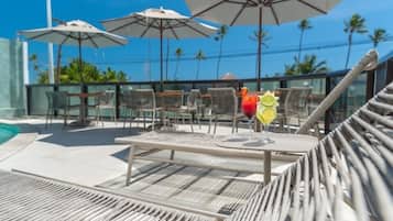 Piscine extérieure, cabanons gratuits, parasols de plage