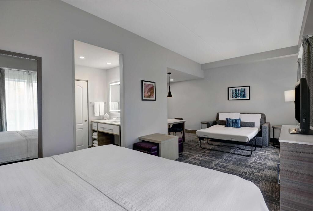 Sängtillbehör av högsta kvalitet och värdeförvaringsskåp på rummet