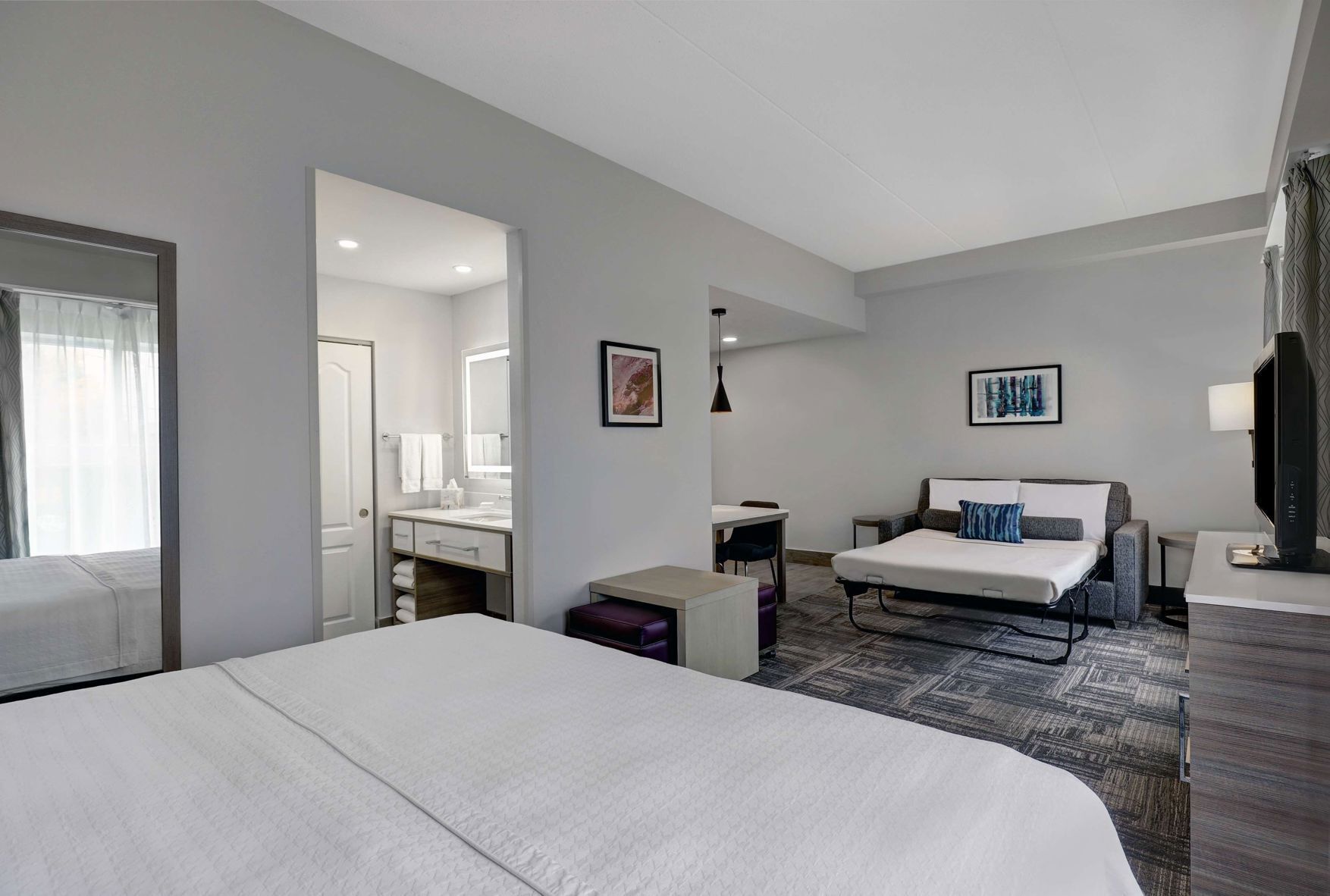 Sängtillbehör av högsta kvalitet och värdeförvaringsskåp på rummet