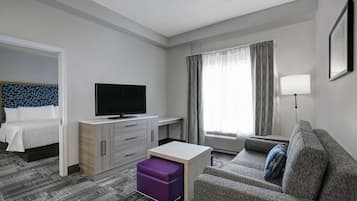 Suite, 1 habitación, para no fumadores (2 Queen Beds) | Área de sala de estar | Televisión de pantalla plana y películas con cargo