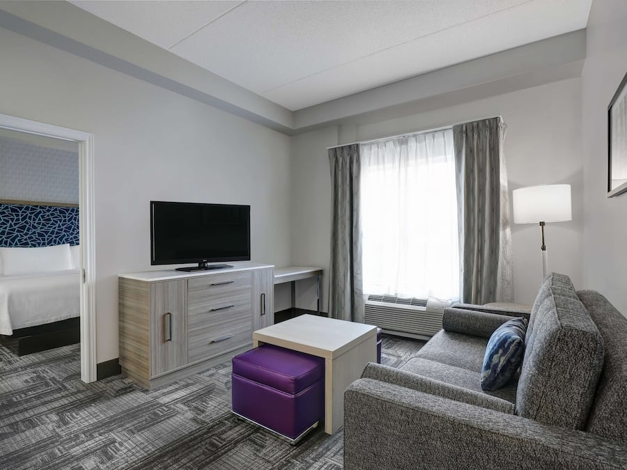 Suite, 1 Bedroom, Non Smoking (2 Queen Beds) | Living area | Flat-screen TV, pay movies