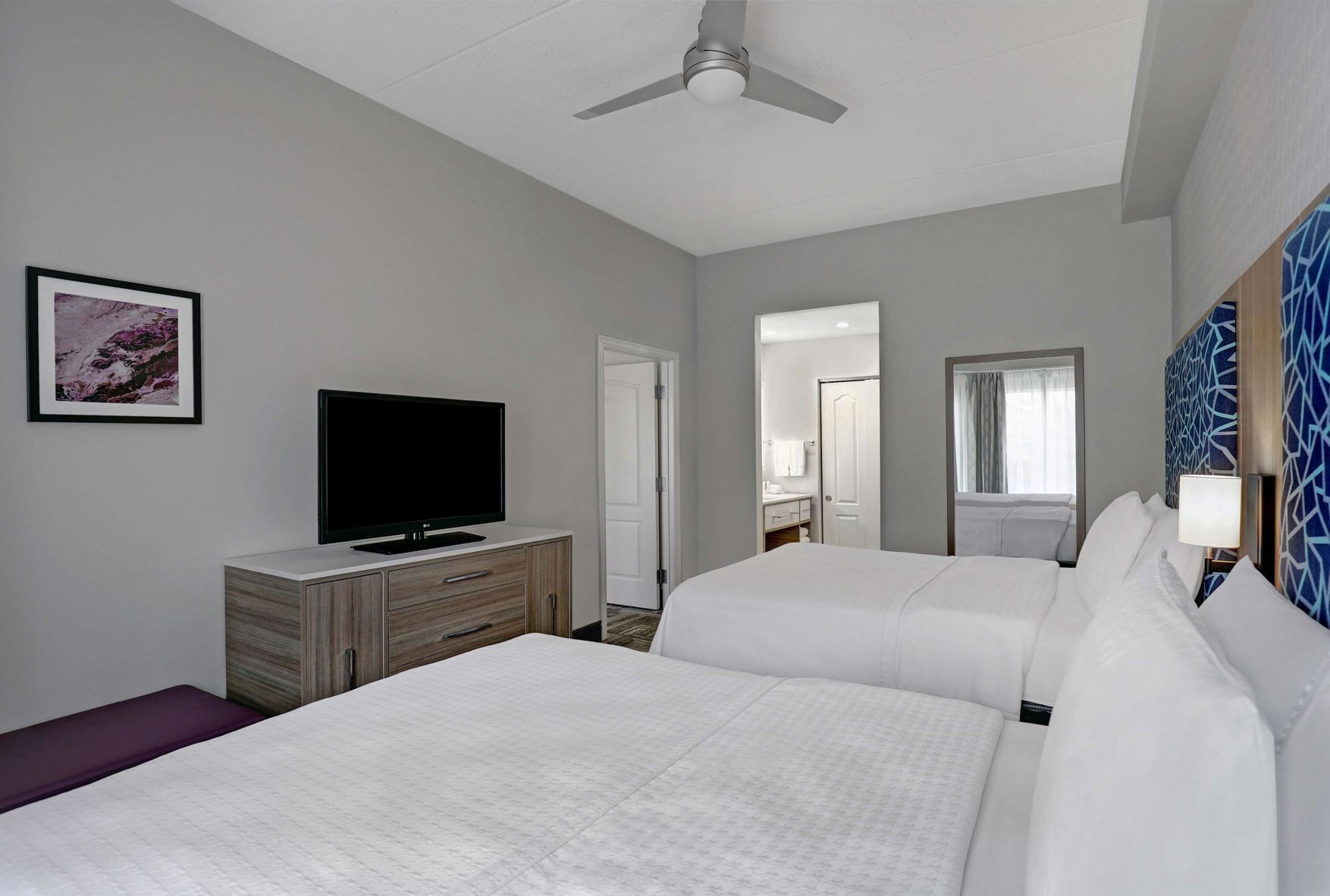 Sängtillbehör av högsta kvalitet och värdeförvaringsskåp på rummet