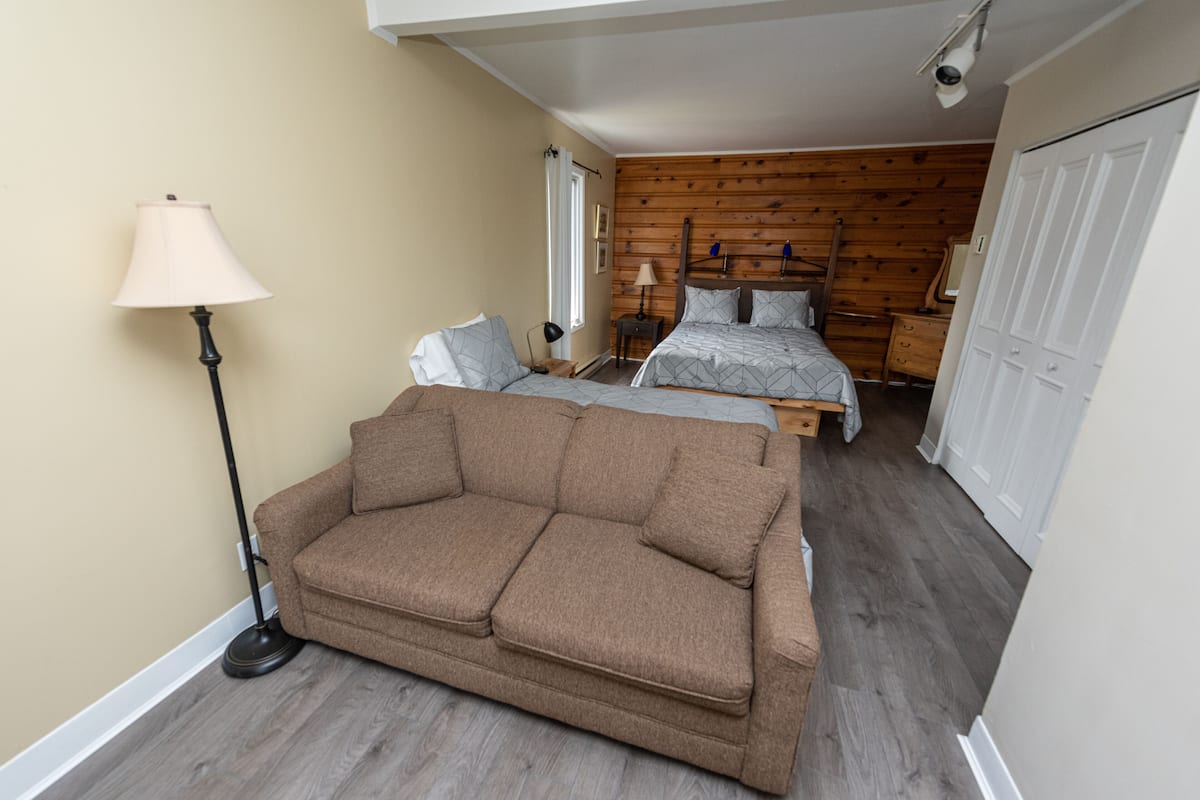 Habitación superior | Escritorio, insonorización, tabla de planchar con plancha y wifi gratis