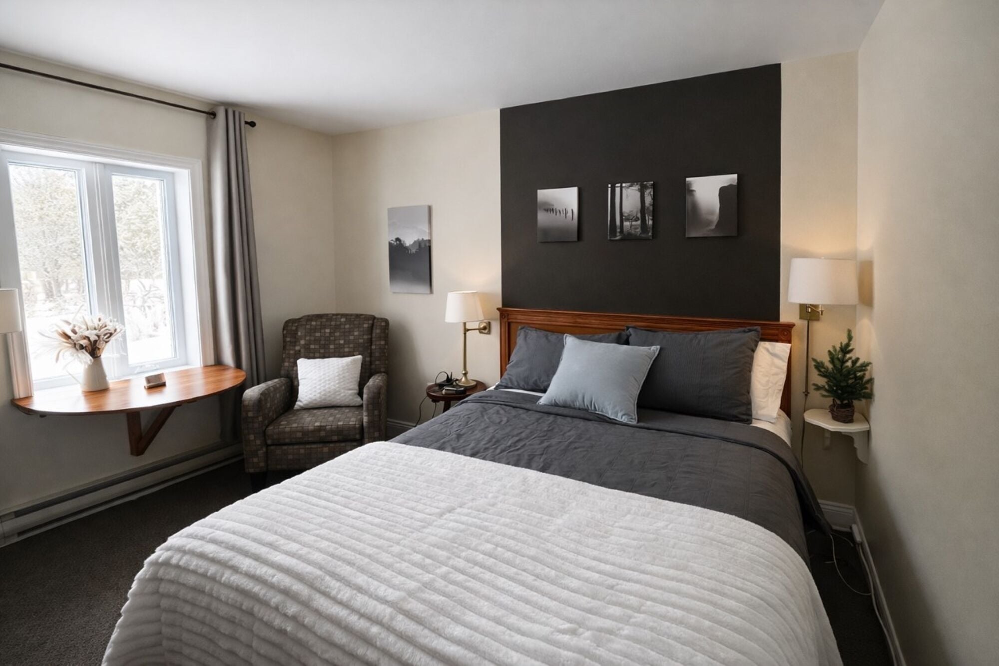 Intermediate Room, One Queen Bed | Desk, soundproofing, iron/ironing board, free WiFi