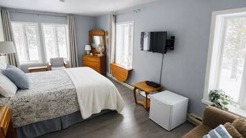 Desk, soundproofing, iron/ironing board, free WiFi