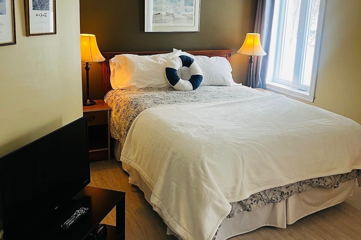 Habitación superior, 1 cama Queen size y sofá cama | Escritorio, insonorización, tabla de planchar con plancha y wifi gratis