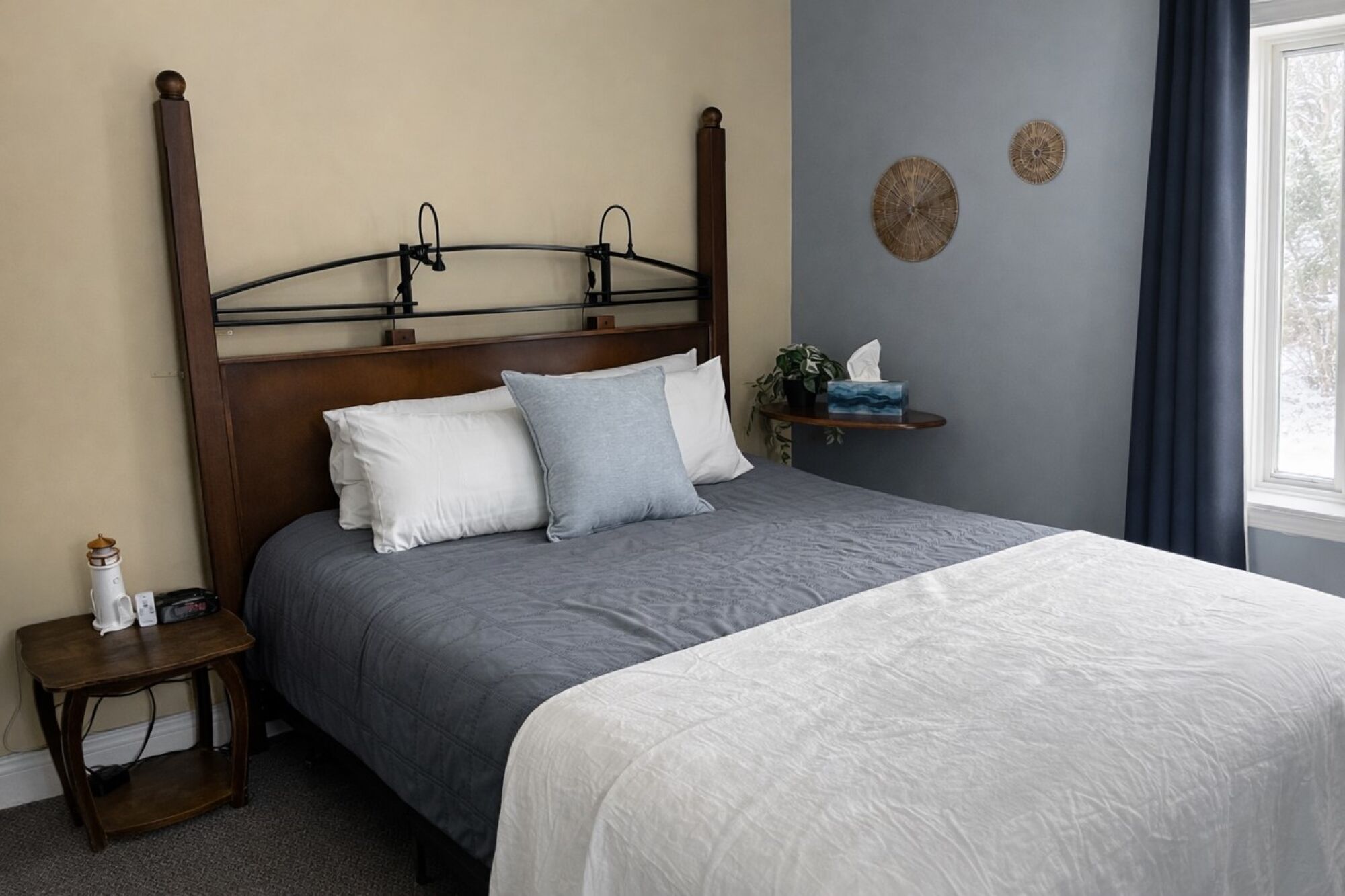 Intermediate Room, One Queen Bed