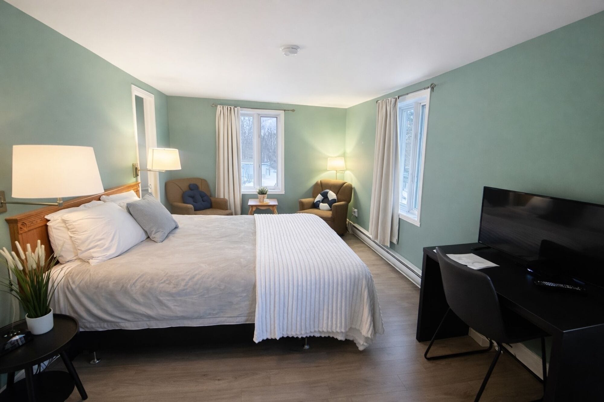 Superior Room, 1 Queen Bed | Desk, soundproofing, iron/ironing board, free WiFi