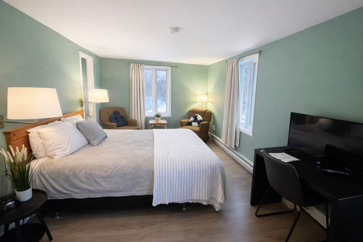 Habitación superior, 1 cama Queen size | Escritorio, insonorización, tabla de planchar con plancha y wifi gratis